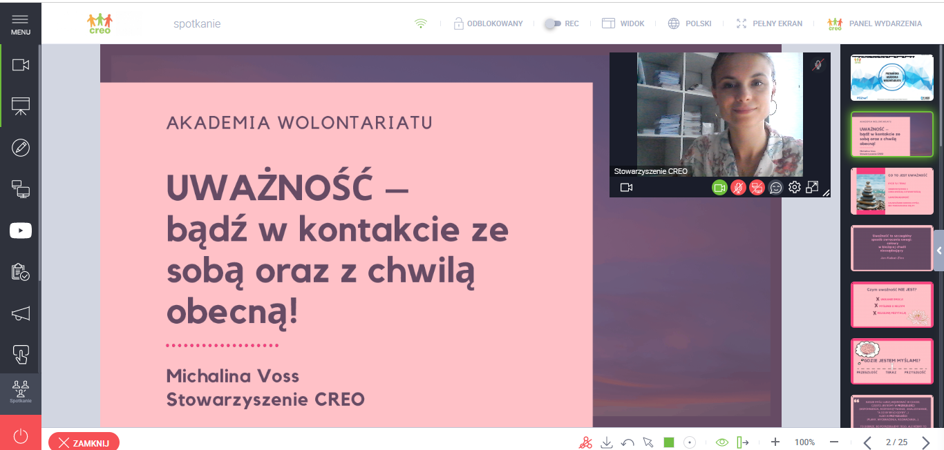Zdjęcie z warsztatów online. Prezentacja z tytułowym slajdem: UWAŻNOŚĆ - bądź w kontakcie ze sobą oraz z chwilą obecną! Michalina Voss Stowarzyszenie CREO. Obok zdjęcie prelegentki.